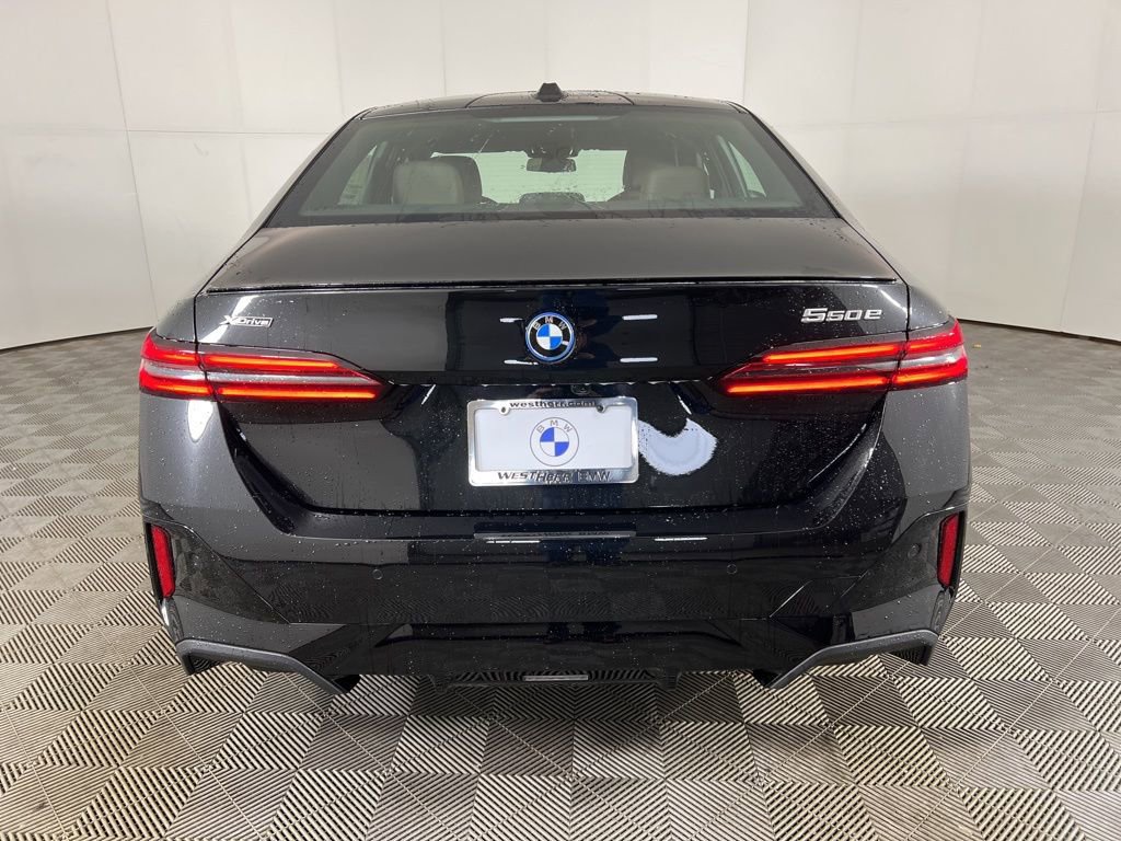 New 2026 BMW 550e xDrive image 3
