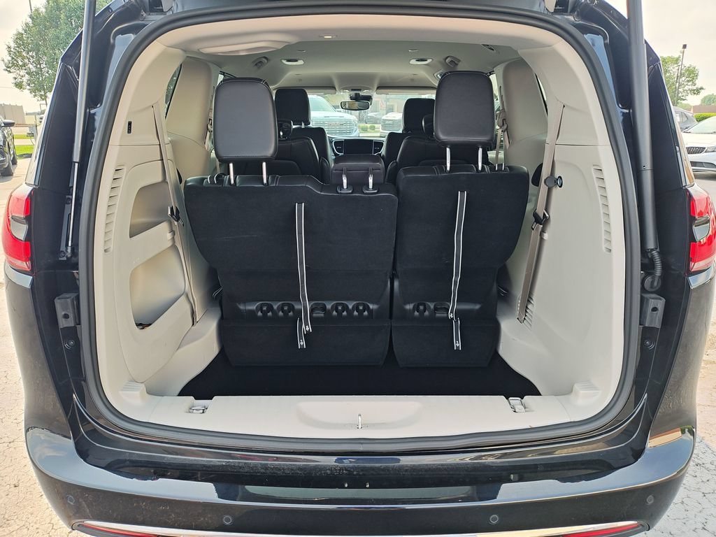 Used 2024 Chrysler Pacifica Touring-L FWD image 9