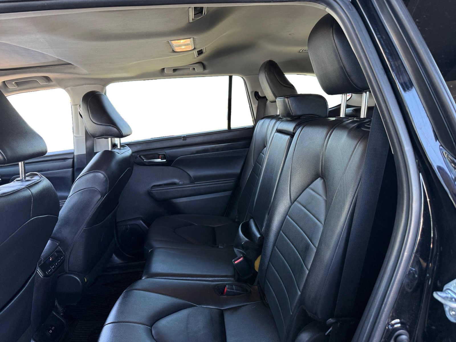 Used 2024 Toyota Highlander XLE FWD image 11
