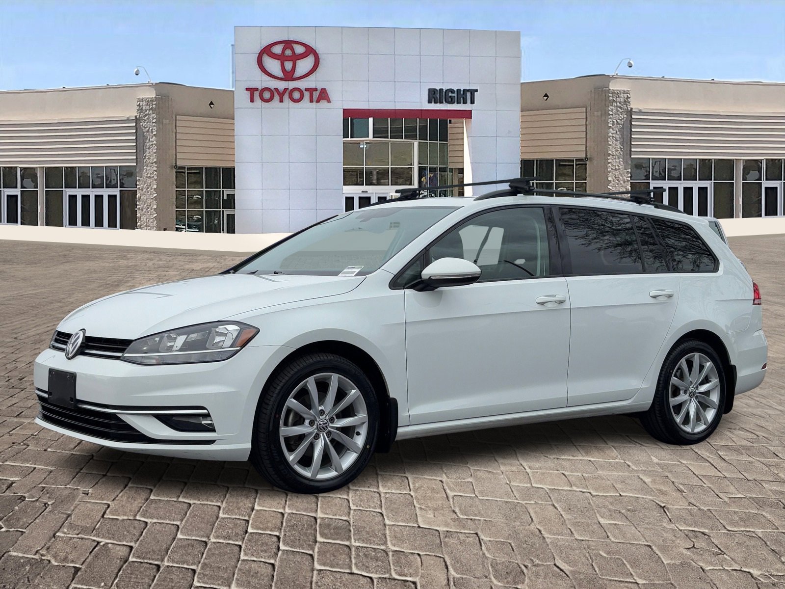 Used 2019 Volkswagen Golf S image 2