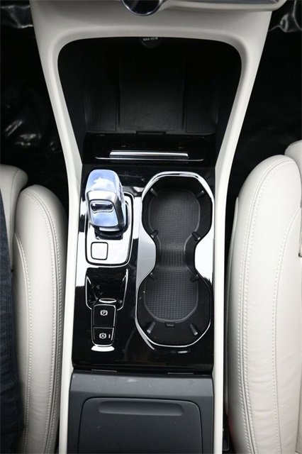 Used 2024 Volvo XC40 B5 Plus image 10