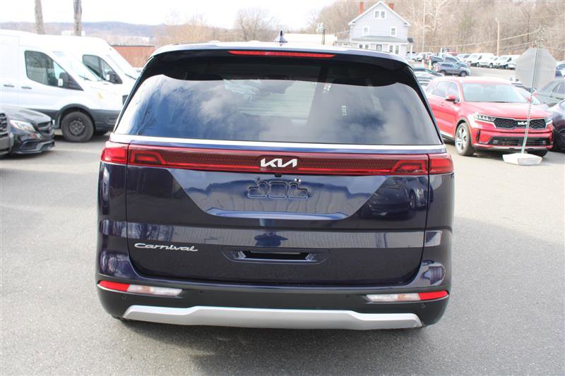 Used 2022 Kia Carnival LX image 7
