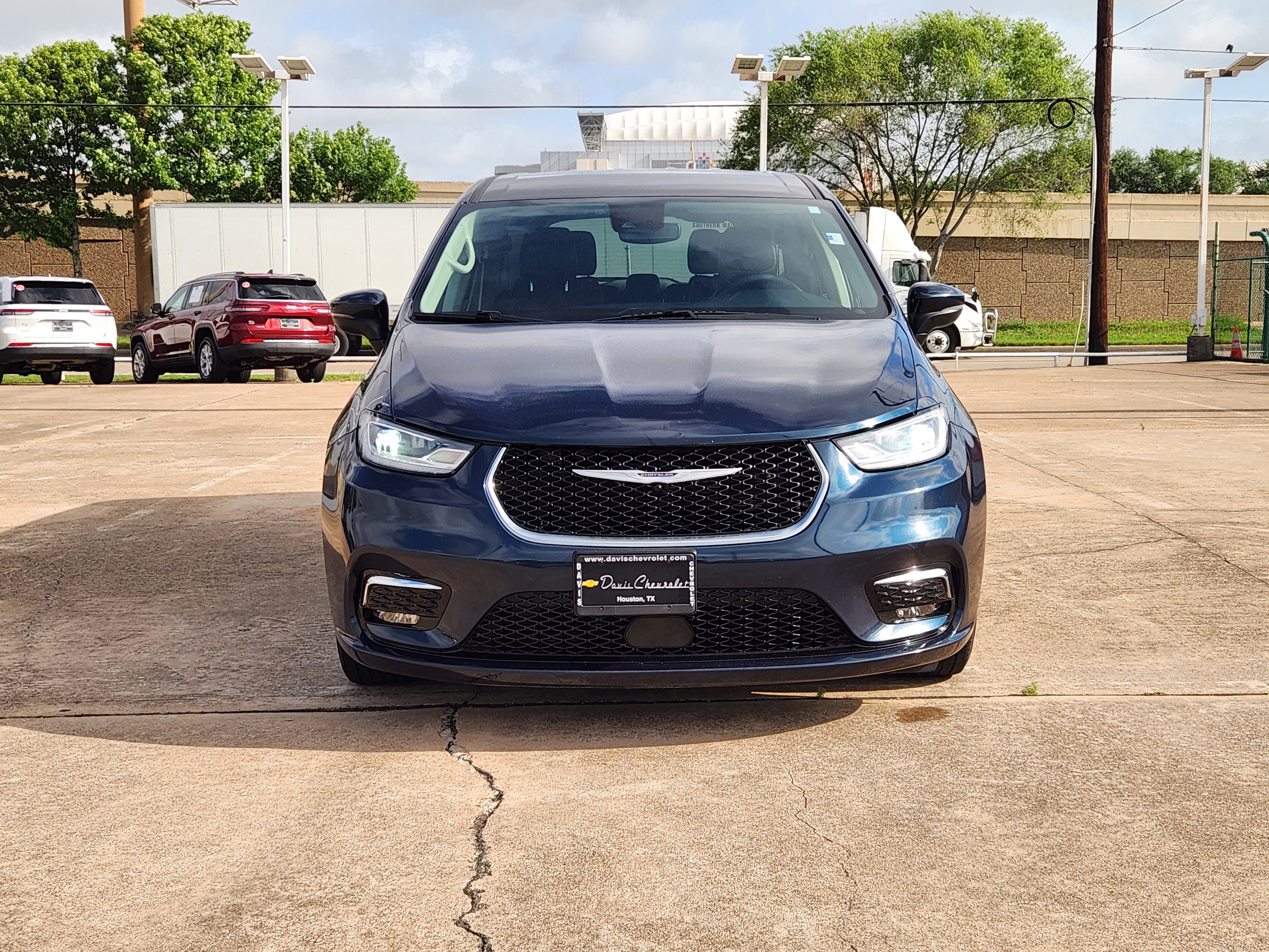 Used 2023 Chrysler Pacifica Touring-L FWD image 3