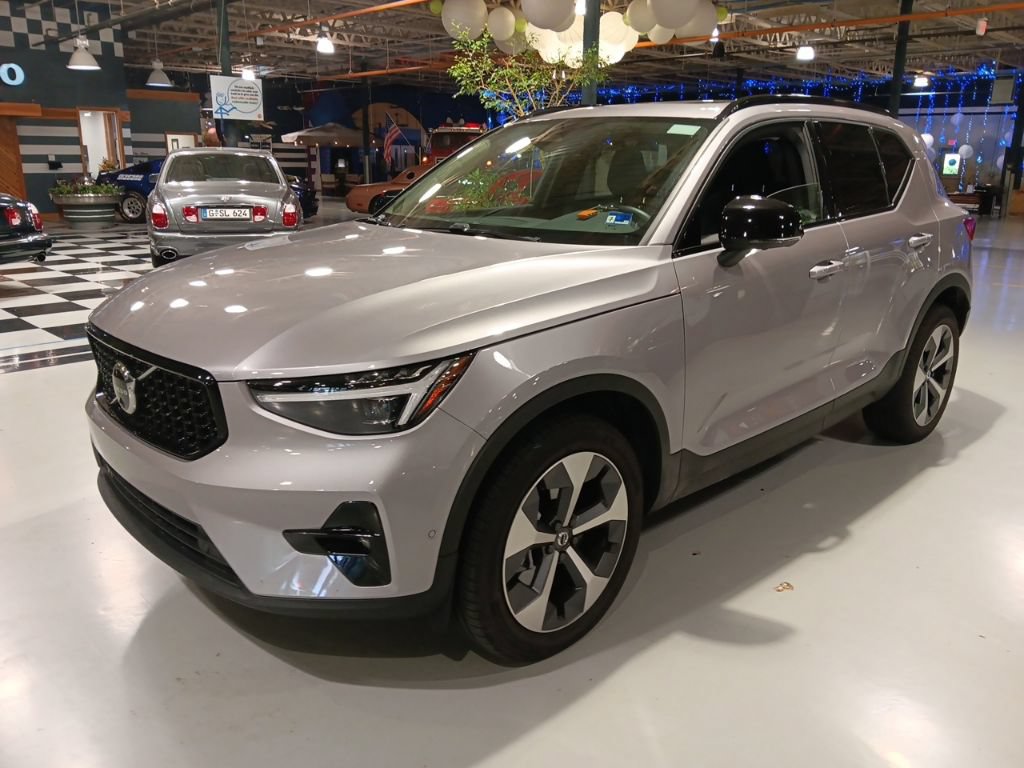 Used 2026 Volvo XC40 B5 Plus AWD/4WD image 8