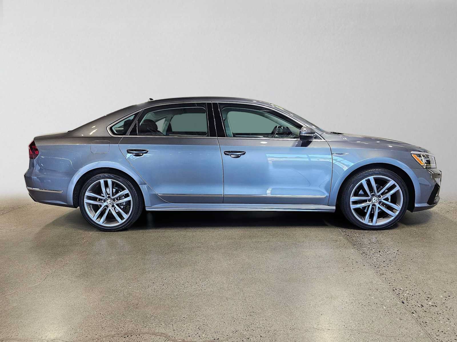 Used 2019 Volkswagen Passat 2.0T SE R-Line FWD image 2