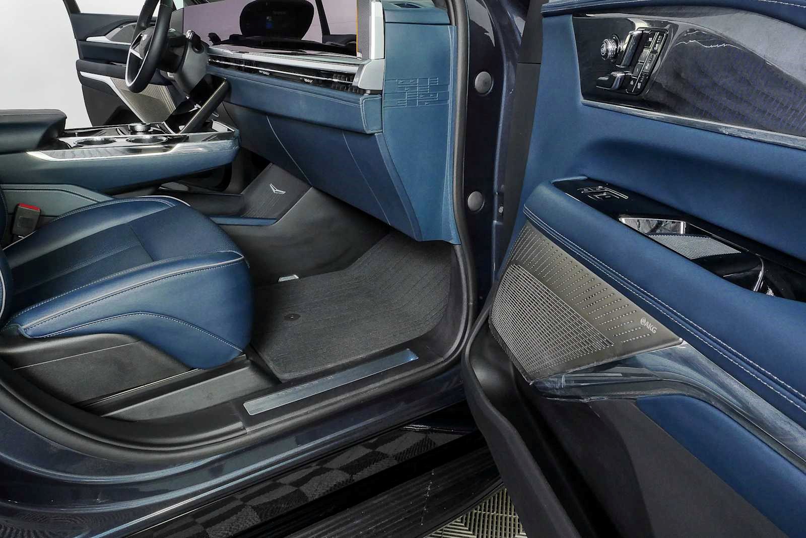 Certified 2025 Cadillac Escalade IQ Luxury 2 w/ LPO, Premium Carpet Package AWD/4WD image 26