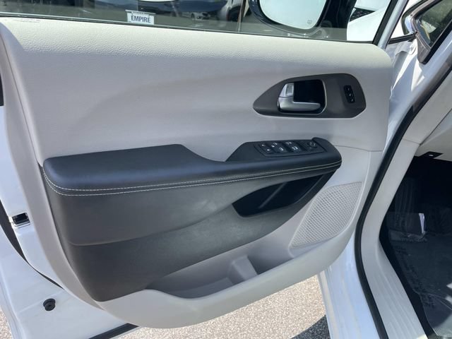 Used 2024 Chrysler Pacifica Touring-L FWD image 18