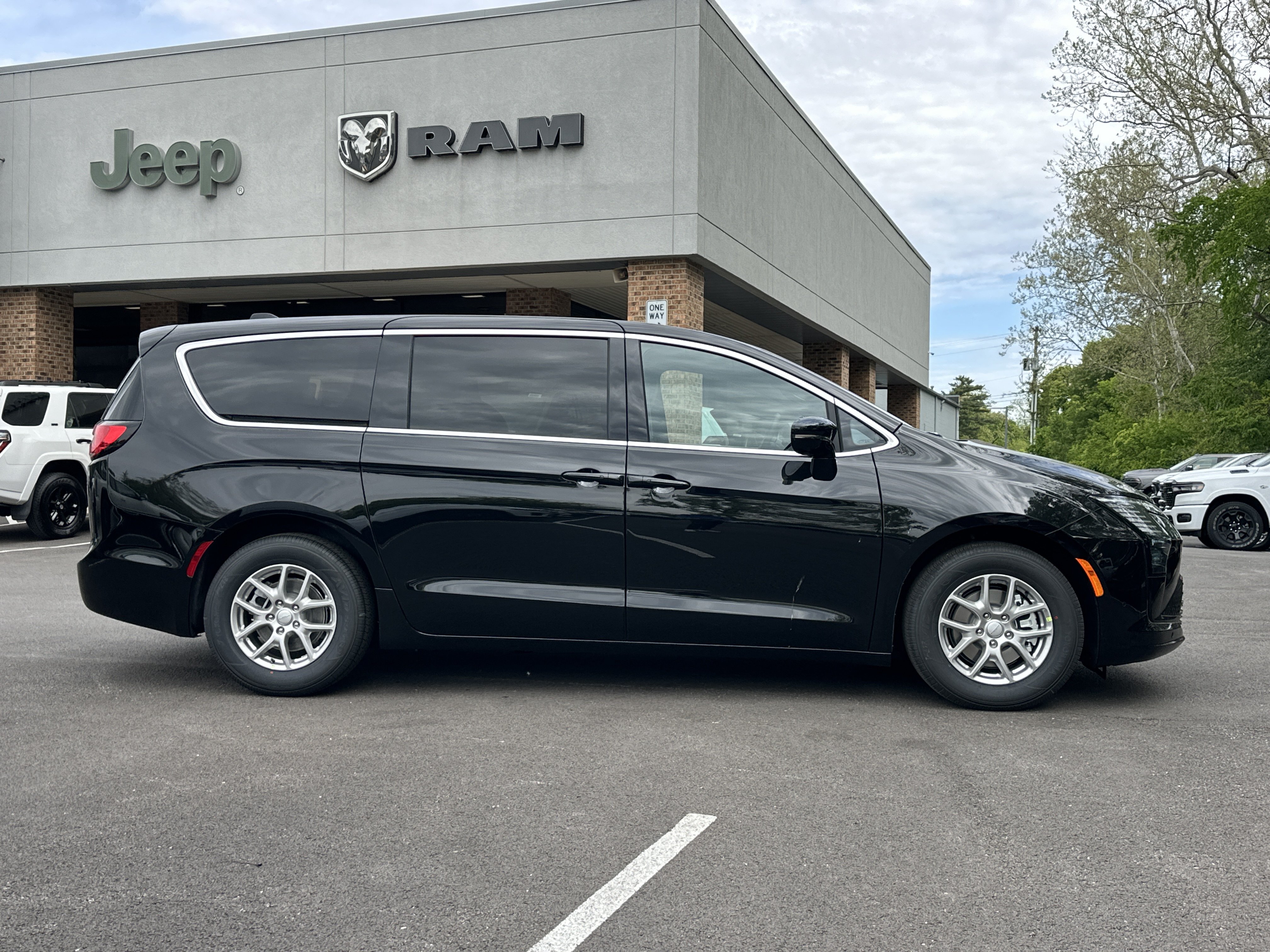 New 2027 Chrysler Pacifica Select w/ Family Tech Group FWD image 17