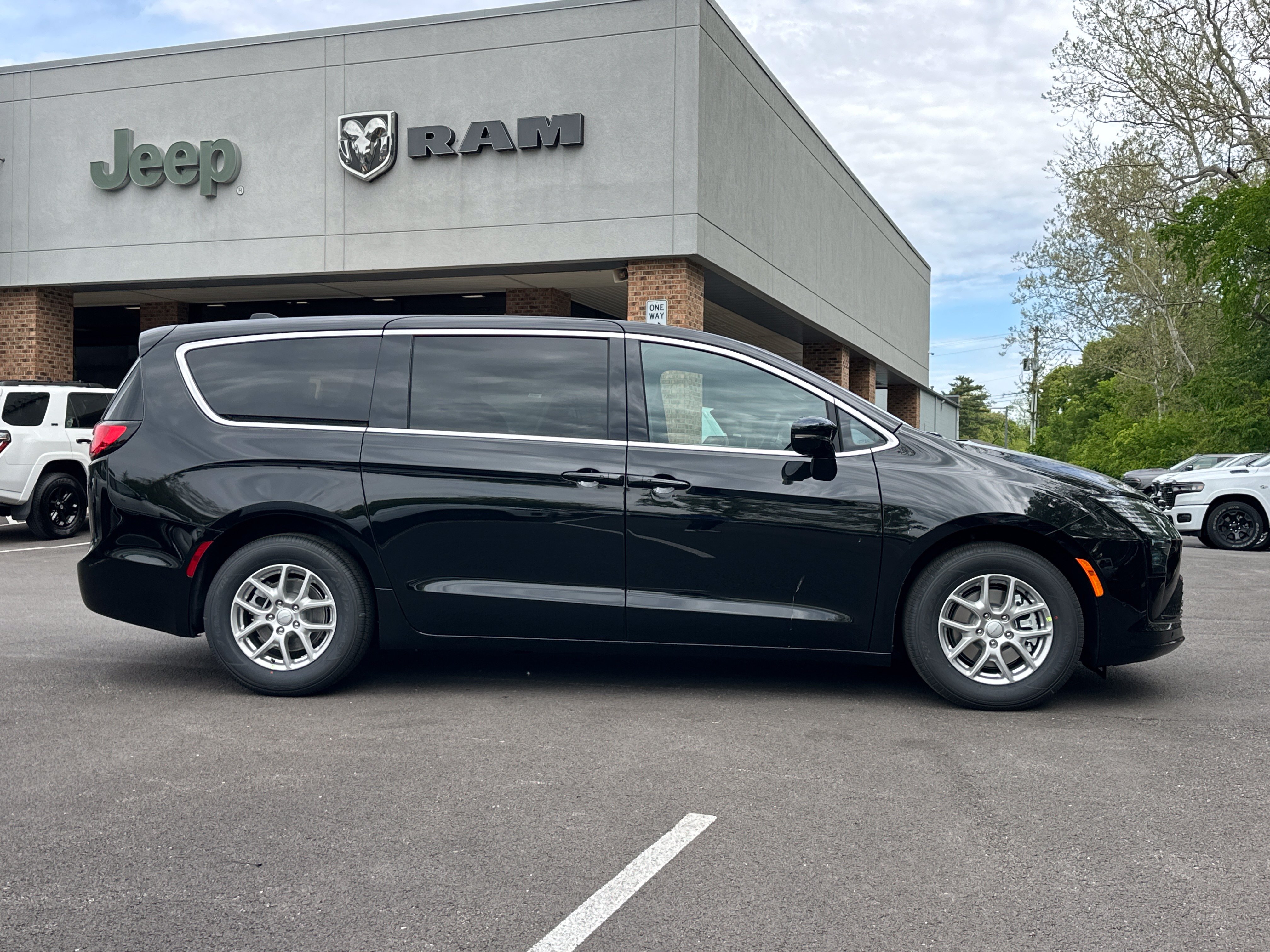New 2027 Chrysler Pacifica Select FWD image 17