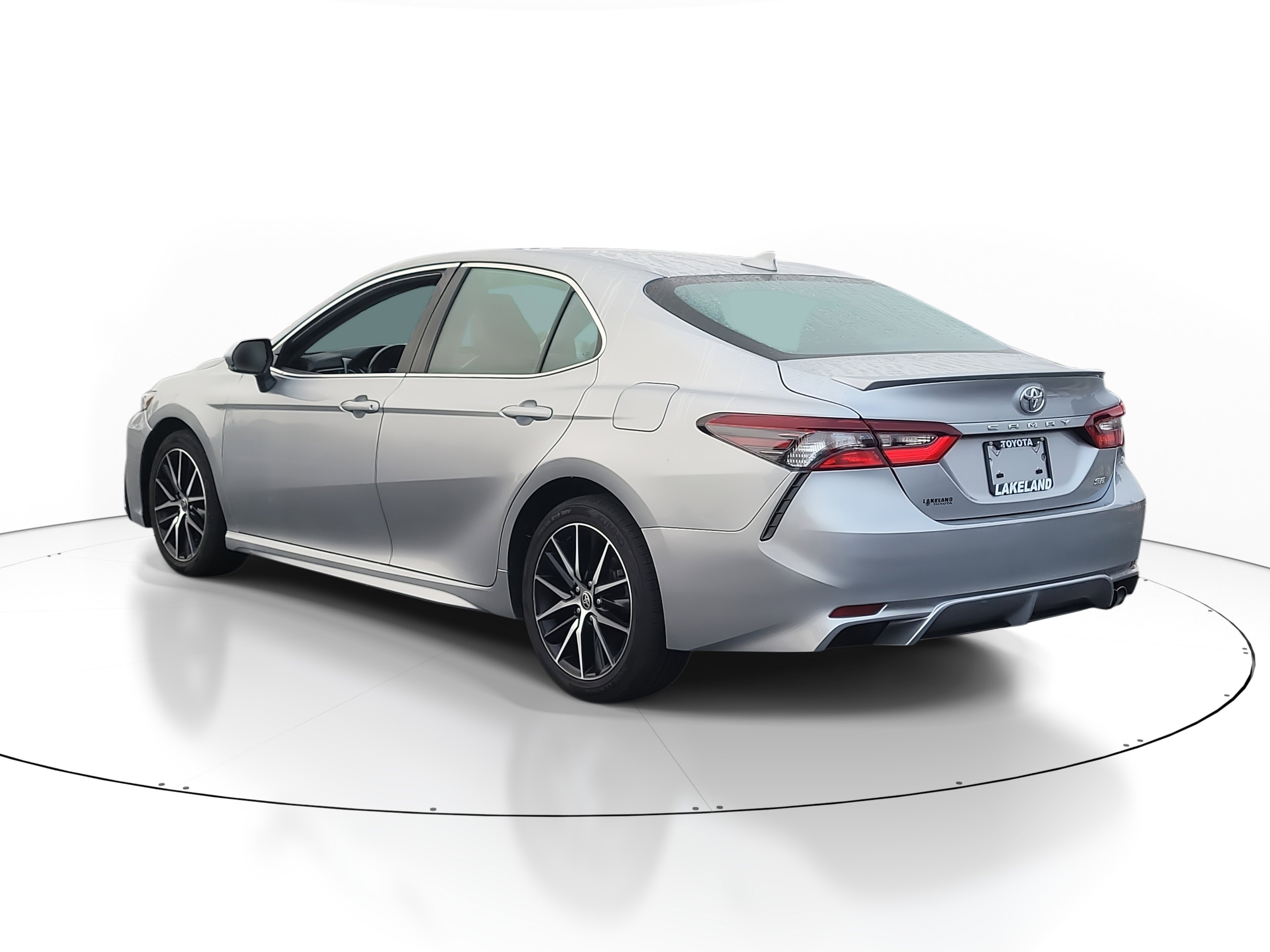 Used 2024 Toyota Camry SE image 5