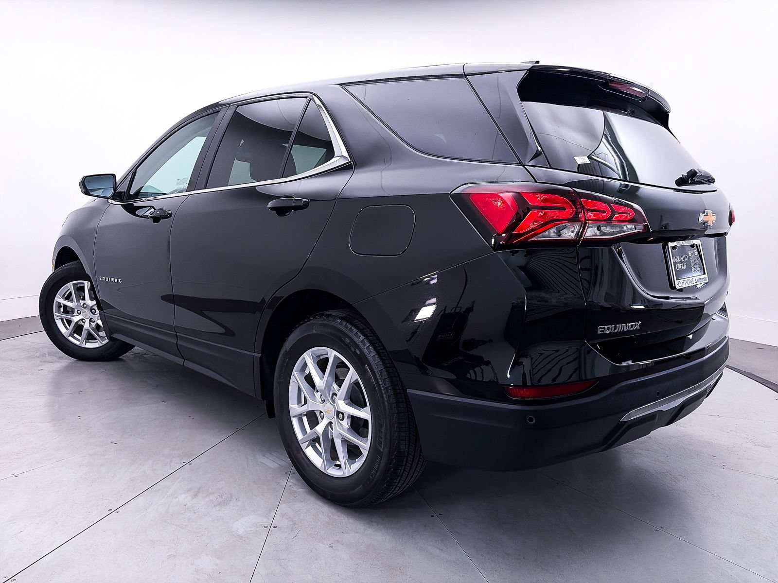 Used 2023 Chevrolet Equinox LT FWD image 2