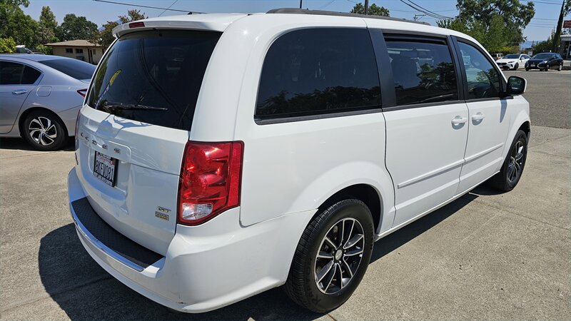 Used 2017 Dodge Grand Caravan GT FWD image 3