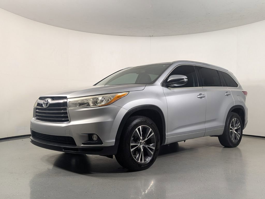 Used 2016 Toyota Highlander XLE FWD image 3