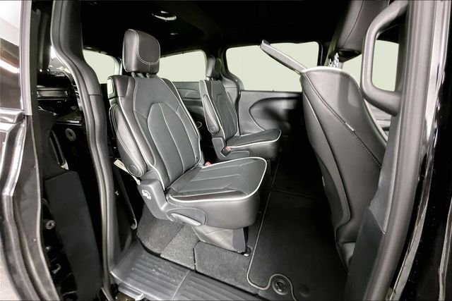 New 2026 Chrysler Pacifica Limited w/ Uconnect Theater Family Group image 11