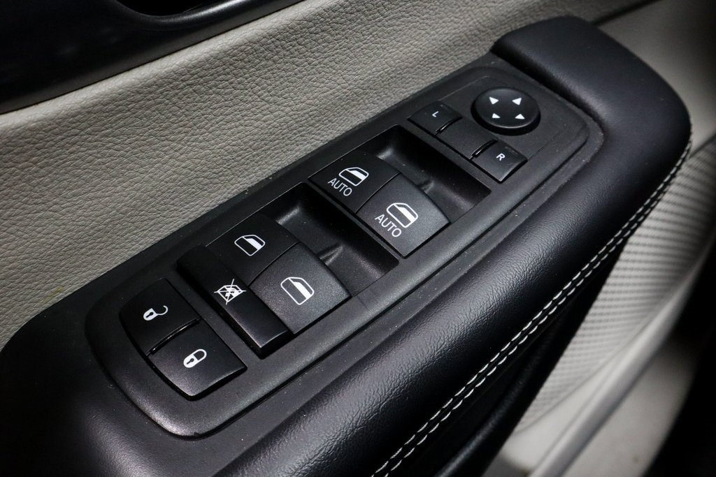 Used 2023 Chrysler Pacifica Touring-L image 27