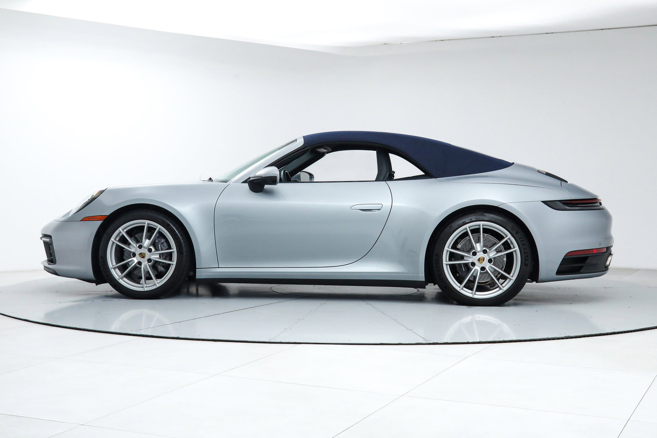 Used 2022 Porsche 911 Carrera RWD image 3