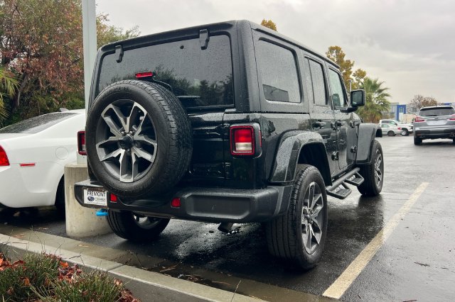 Used 2024 Jeep Wrangler Unlimited AWD/4WD image 7