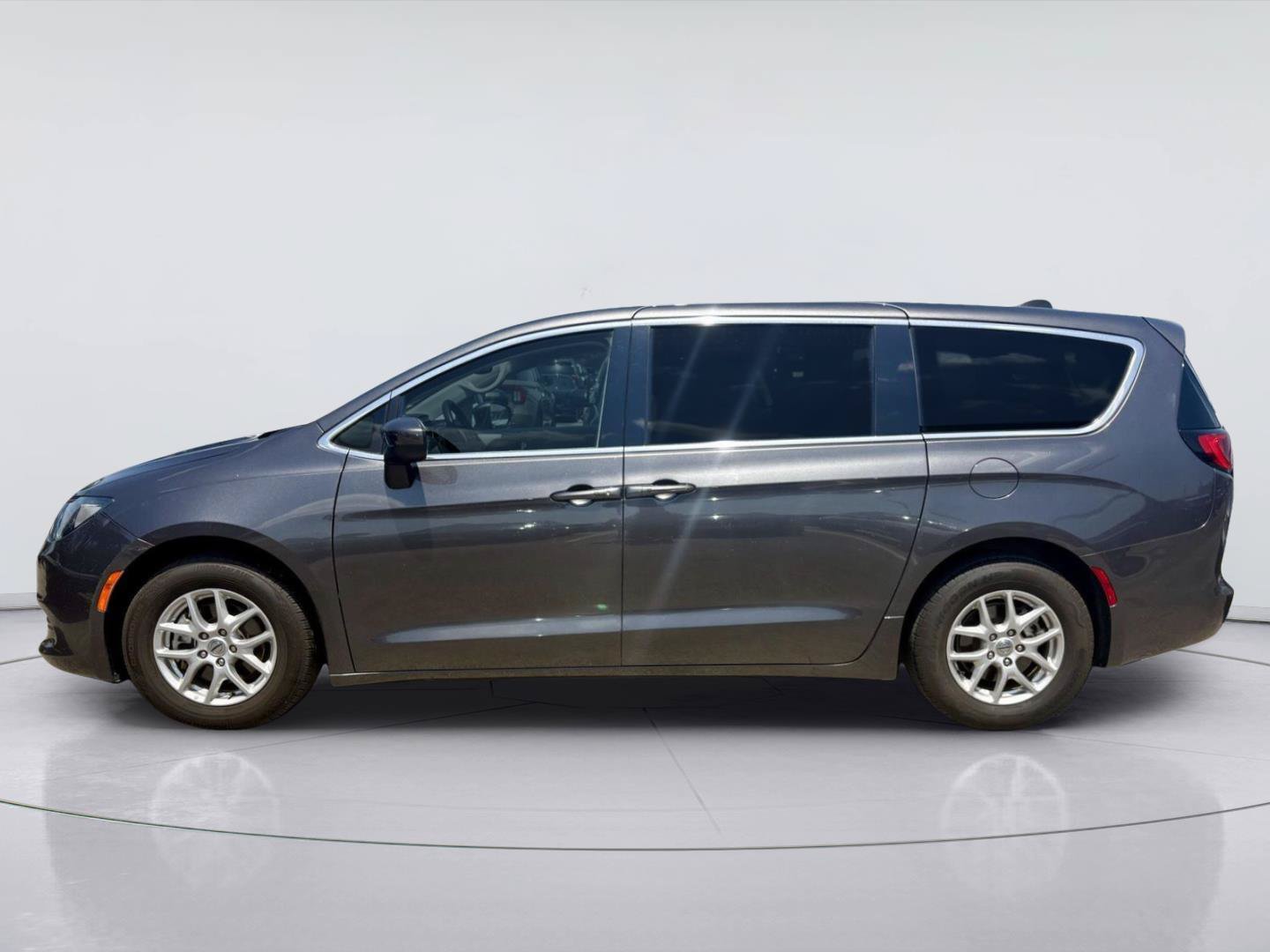 Used 2023 Chrysler Voyager LX FWD image 8