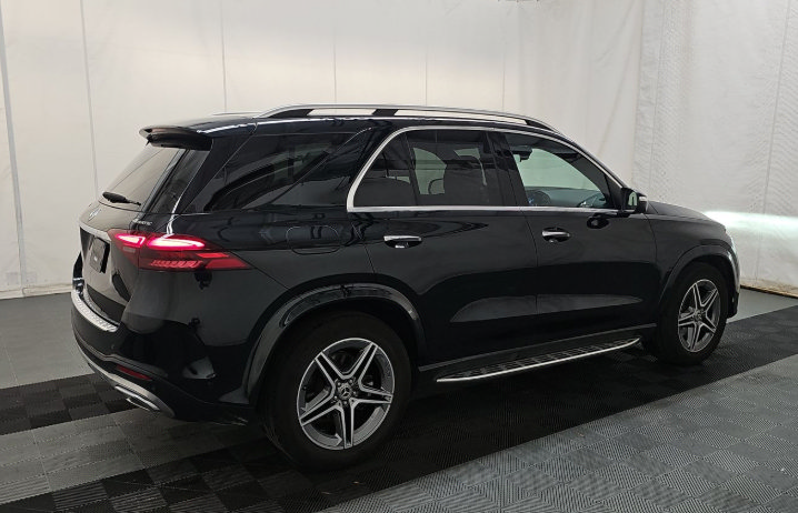 Used 2025 Mercedes-Benz GLE 350 4MATIC w/ AMG Line Exterior image 3