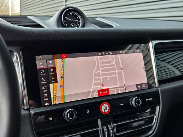 Used 2025 Porsche Macan image 22