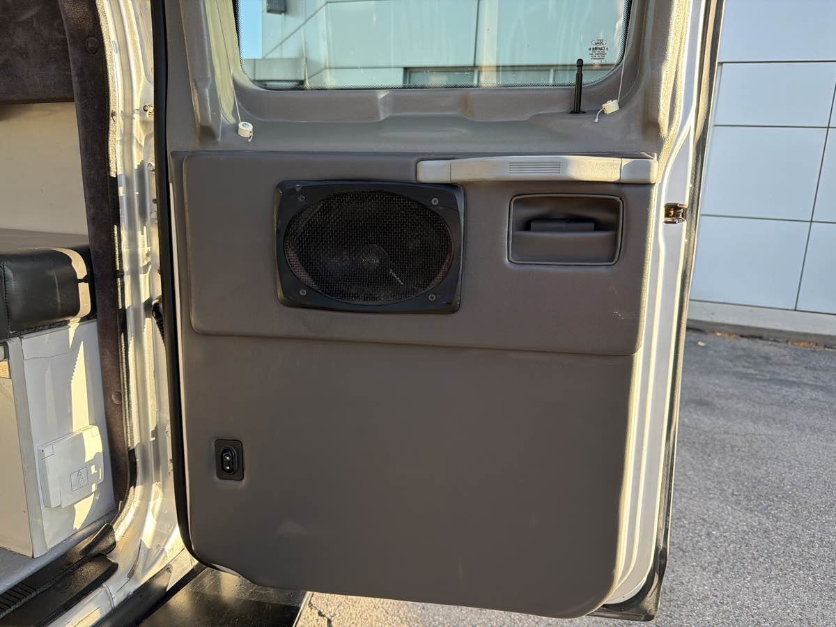 Used 2010 Ford E-350 and Econoline 350 Super Duty image 25