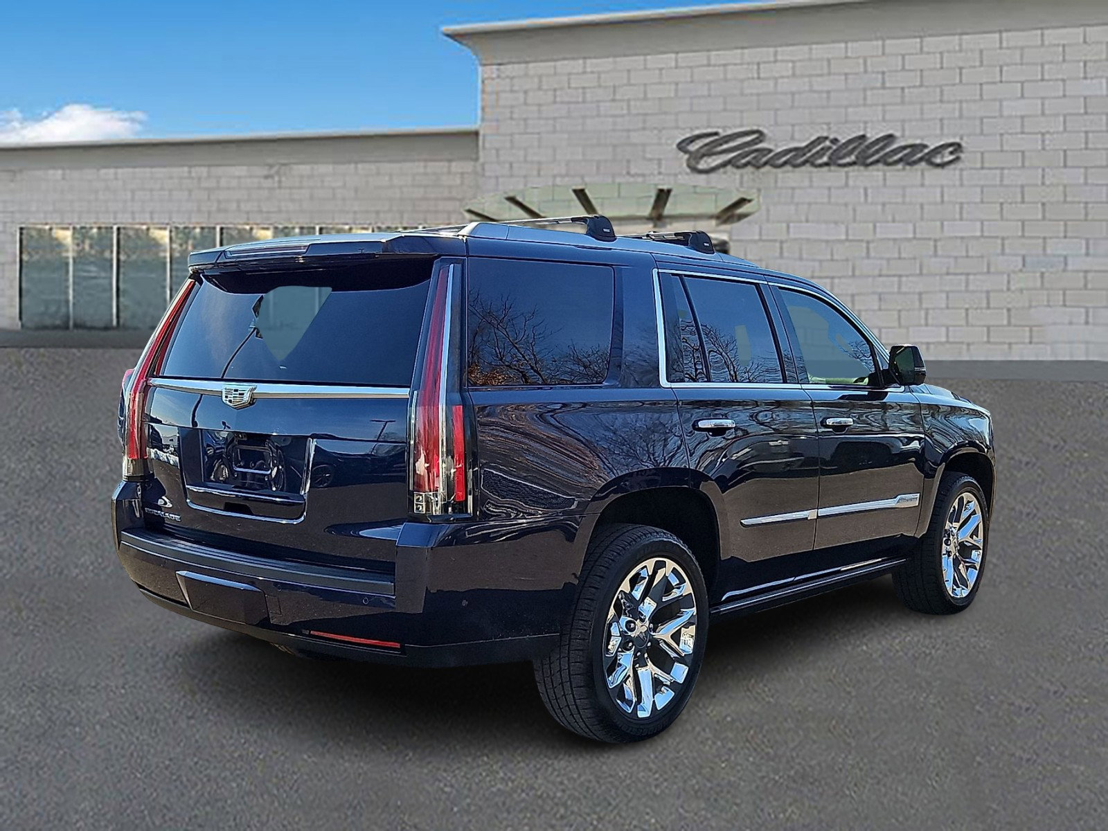Used 2018 Cadillac Escalade Premium Luxury image 4