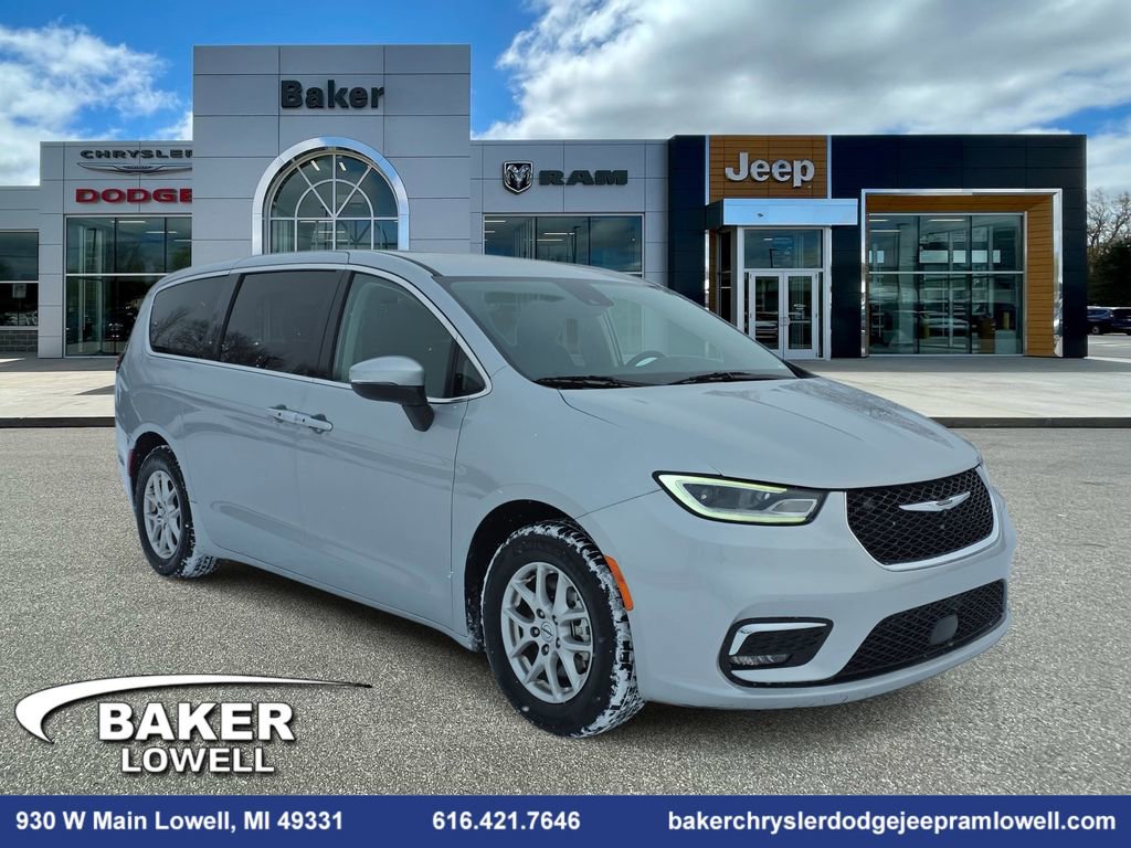 Used 2023 Chrysler Pacifica Touring-L image 1