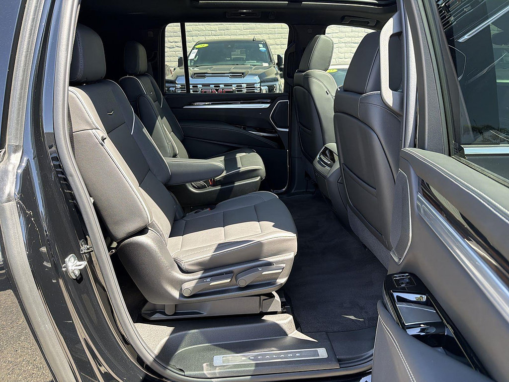 Used 2026 Cadillac Escalade ESV Luxury RWD image 27