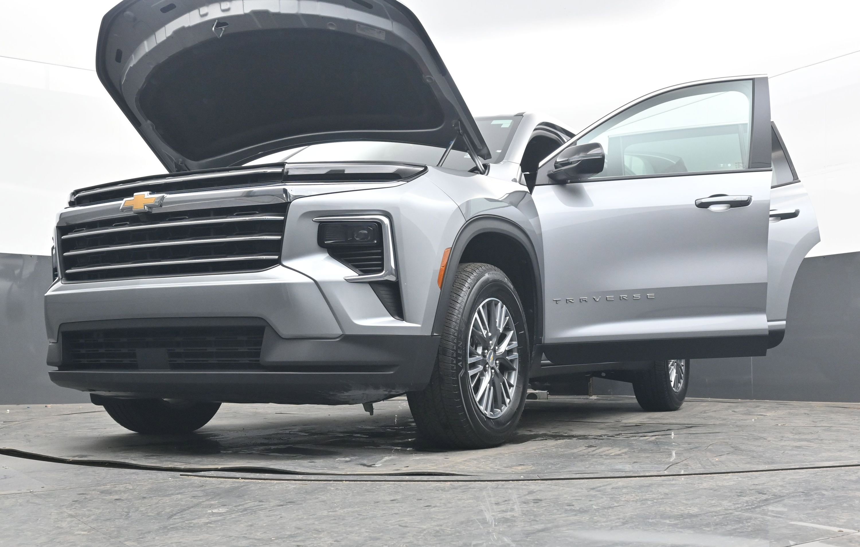 Used 2025 Chevrolet Traverse LT image 38