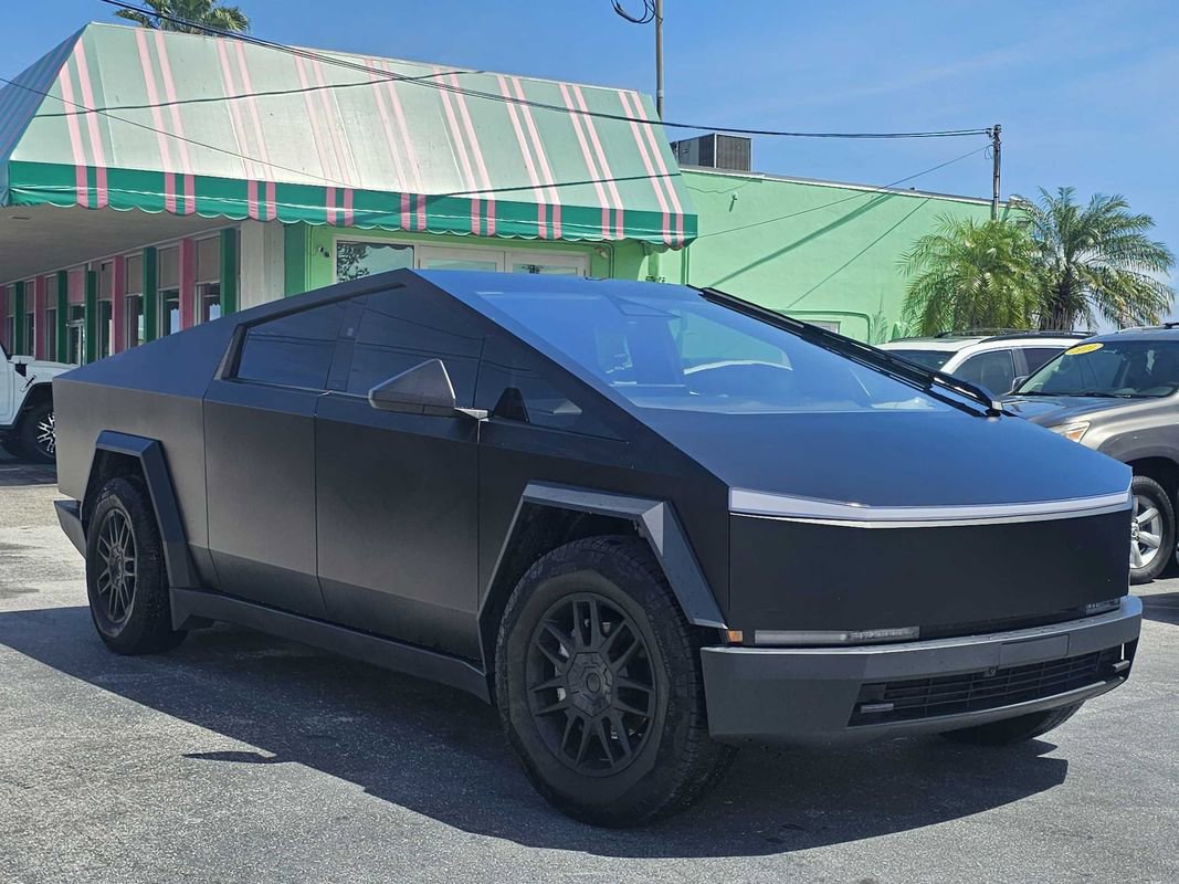 Used 2025 Tesla Cybertruck AWD Crew Cab image 11