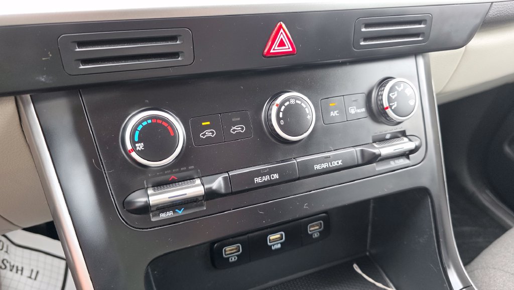 Used 2022 Kia Carnival LX FWD image 19