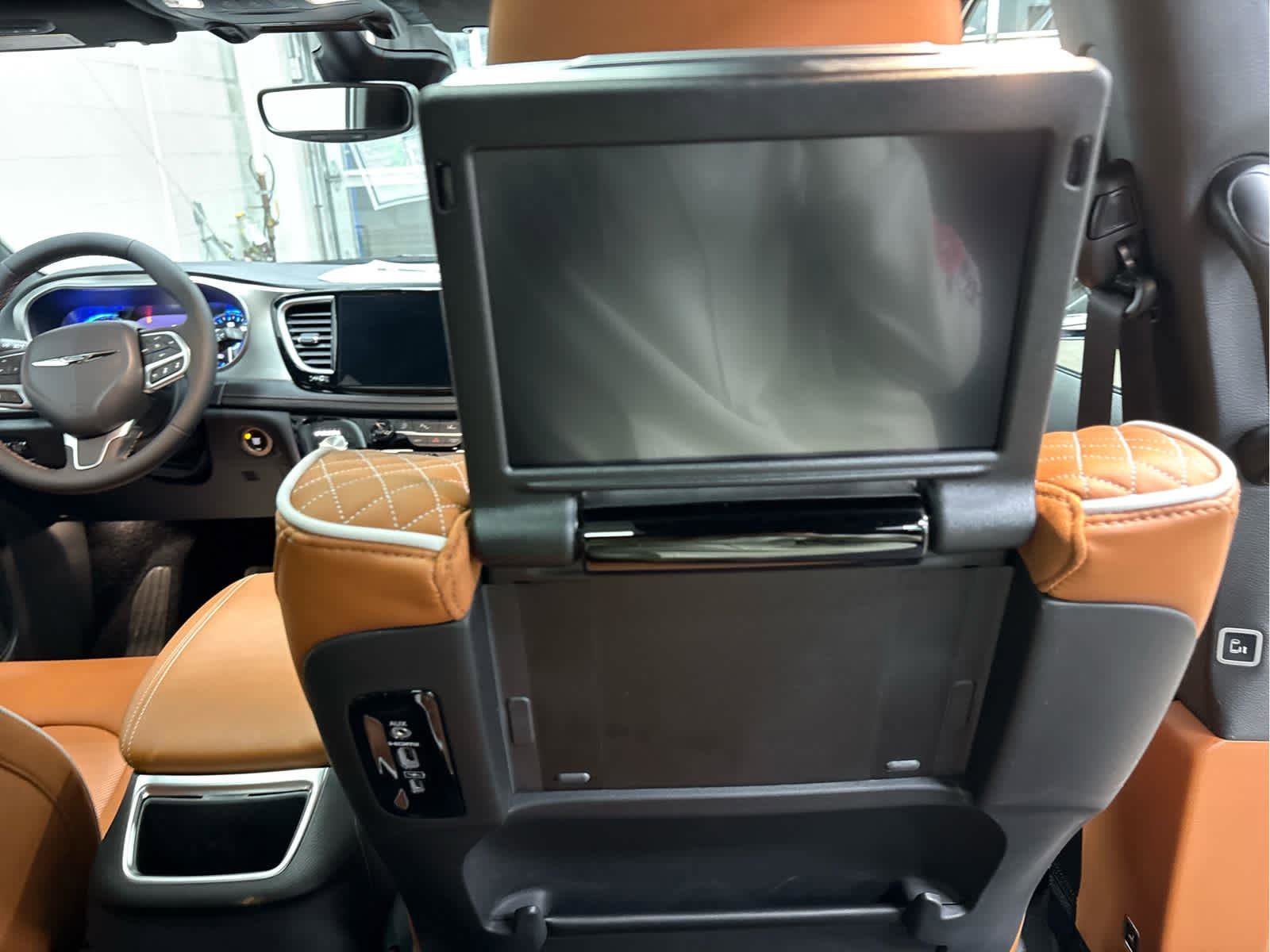 New 2026 Chrysler Pacifica Pinnacle w/ Trailer Tow Group image 42