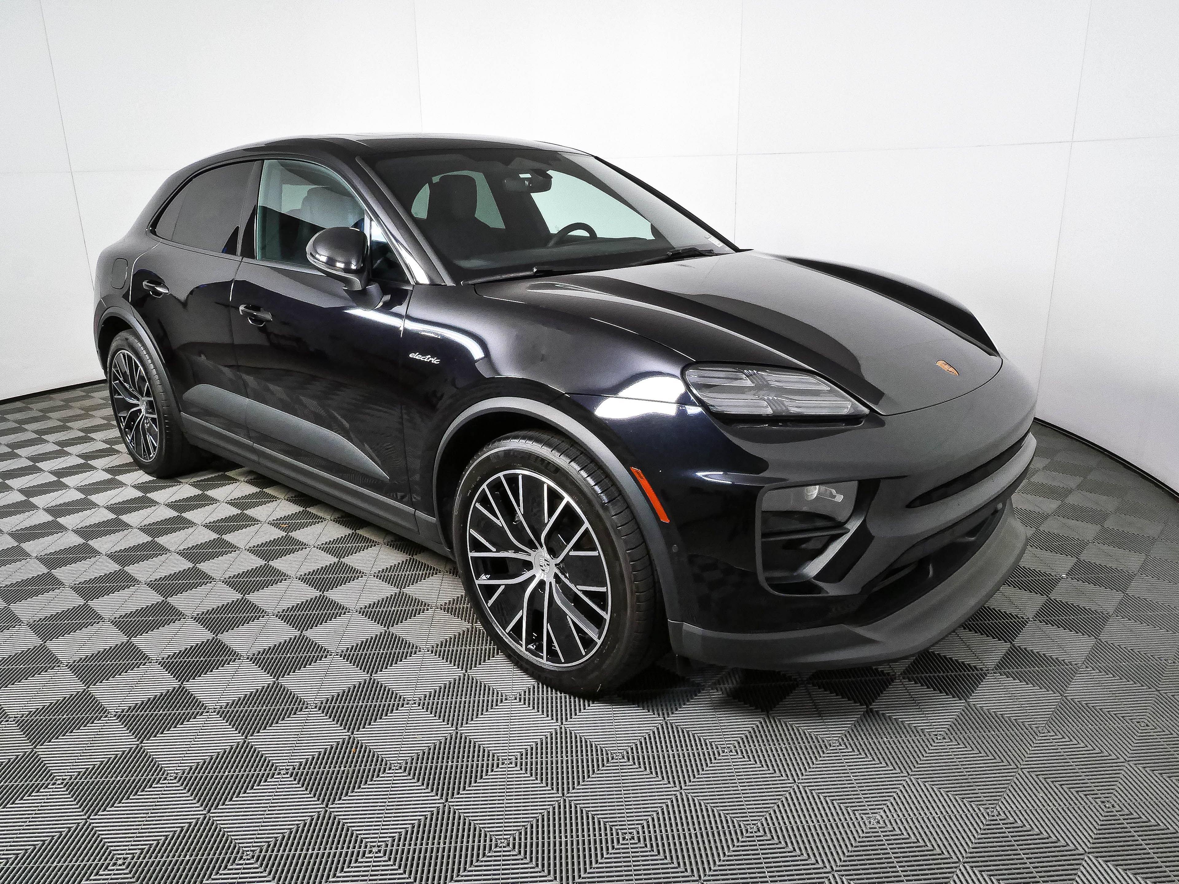 Certified 2025 Porsche Macan Electric RWD image 26