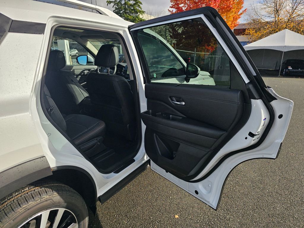 New 2025 Nissan Pathfinder Platinum w/ Cargo Package image 29
