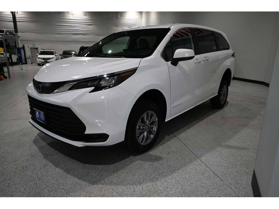 New 2026 Toyota Sienna LE FWD image 10