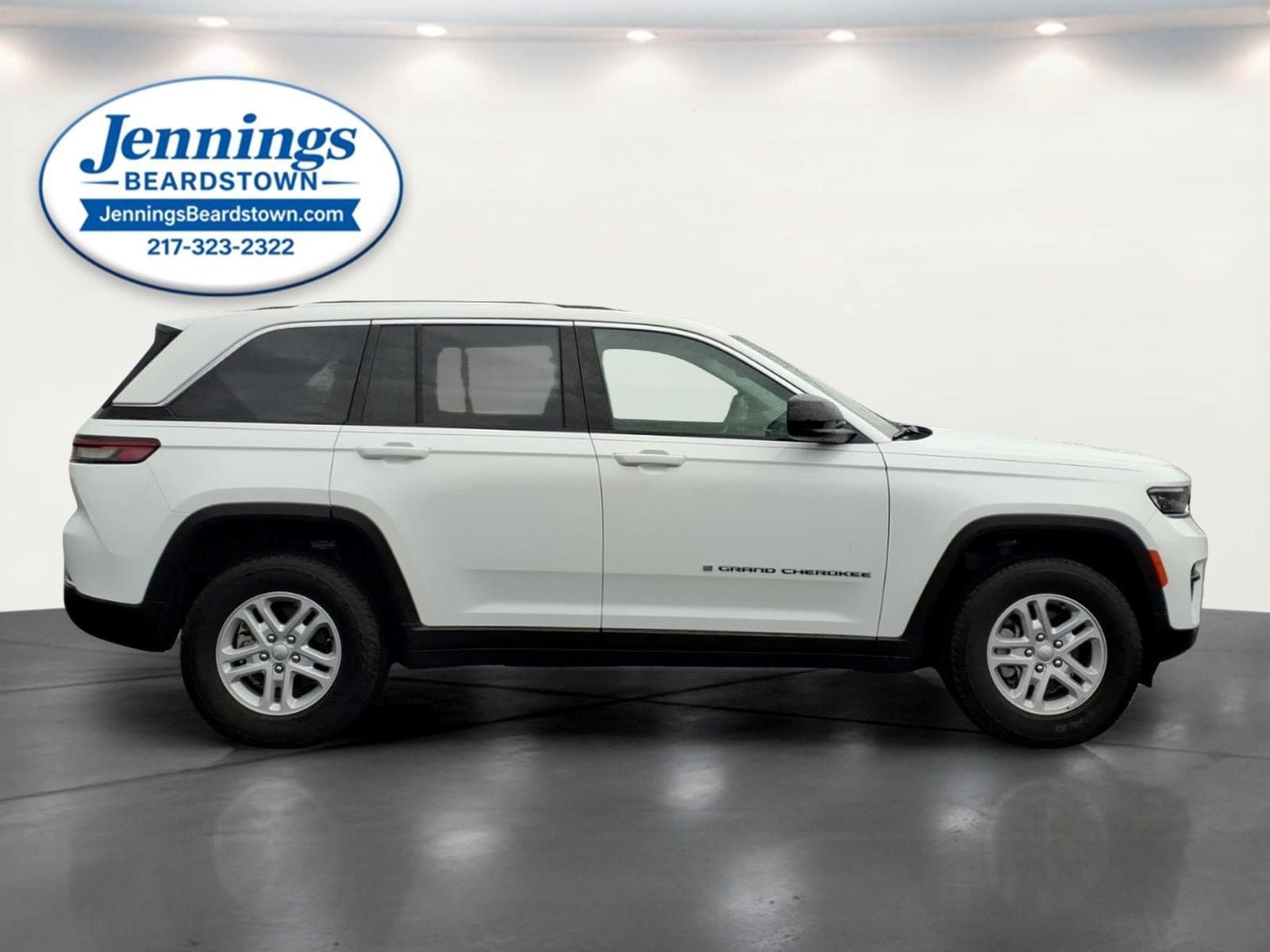 Used 2023 Jeep Grand Cherokee Laredo AWD/4WD image 29