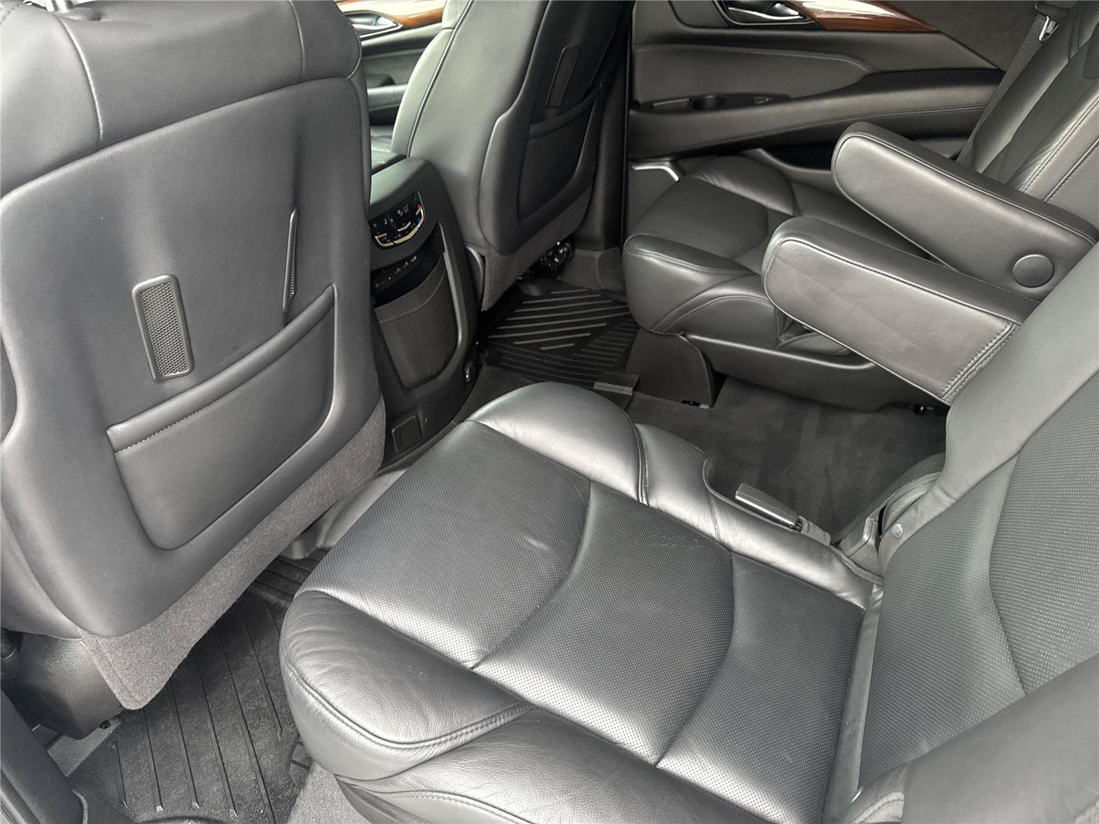 Used 2020 Cadillac Escalade Premium Luxury AWD/4WD image 32