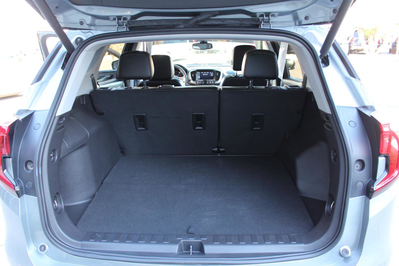 Used 2024 GMC Terrain SLT image 34