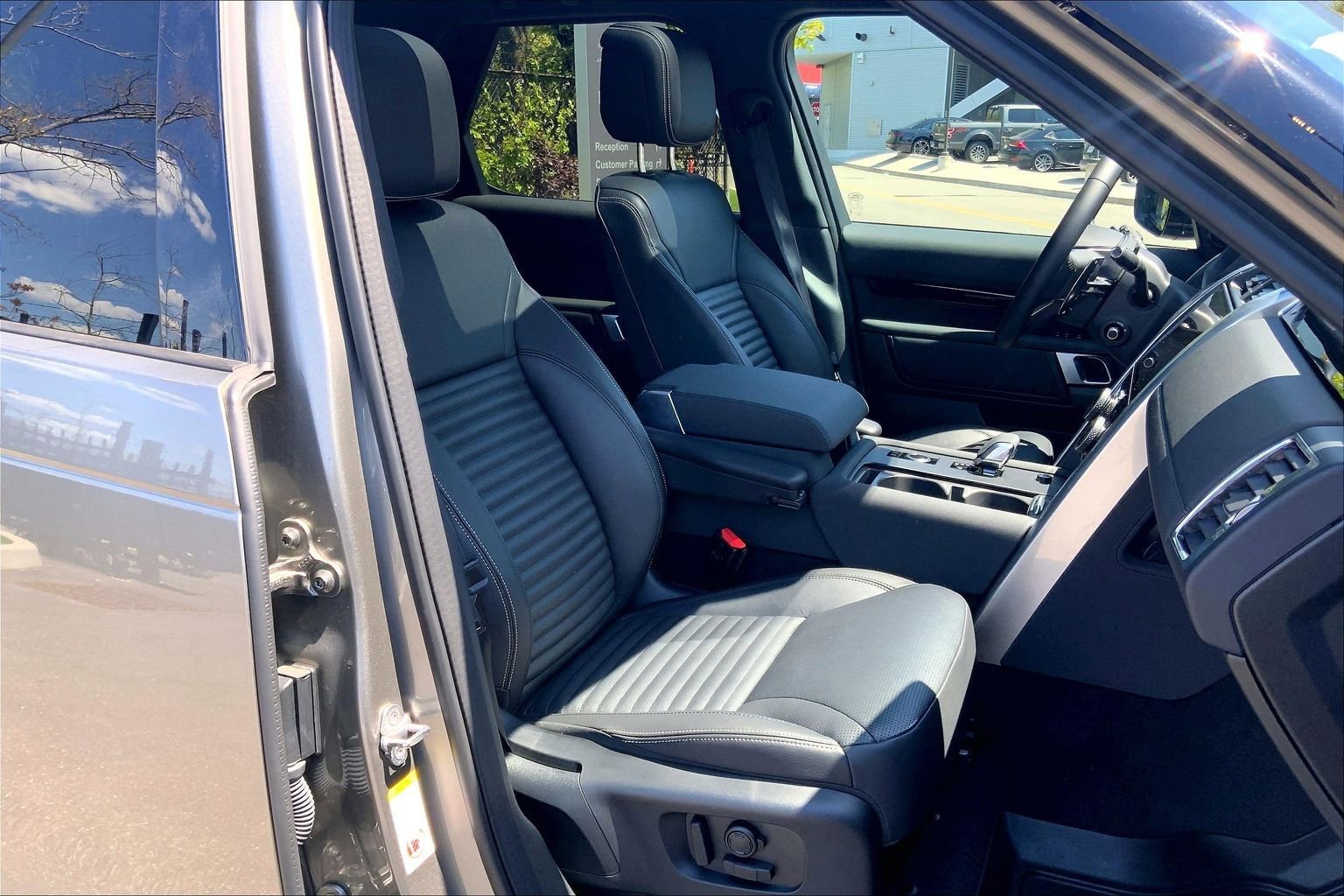 Used 2025 Land Rover Discovery S AWD/4WD image 8