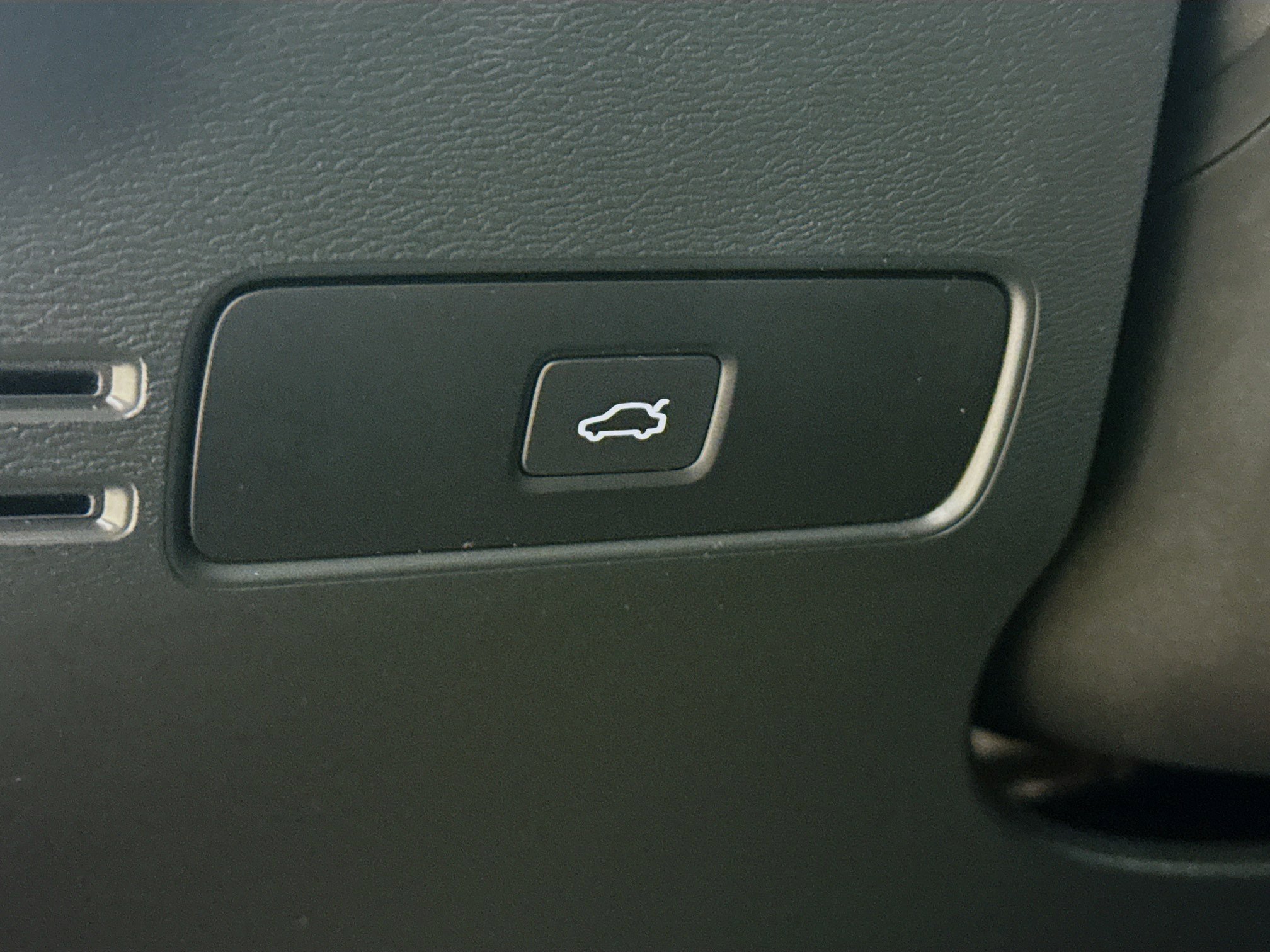 Used 2023 Volvo XC40 B5 Plus w/ Driver Assist Package AWD/4WD image 9