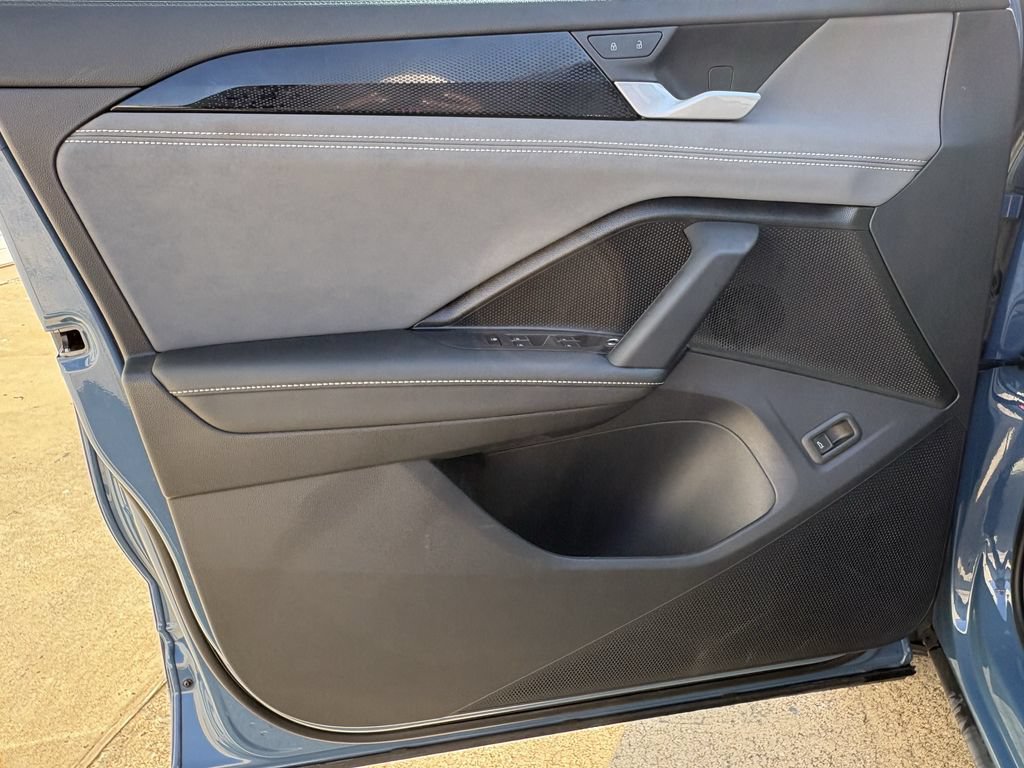Used 2025 Volkswagen Tiguan SE FWD image 10