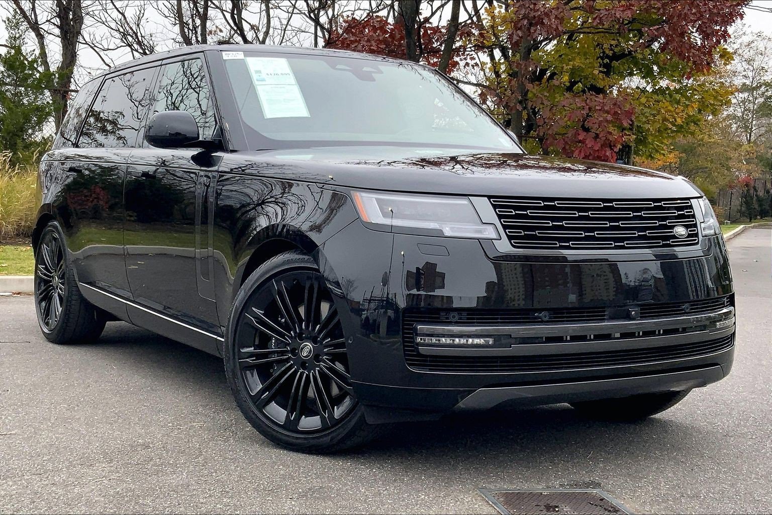 Used 2025 Land Rover Range Rover Long Wheelbase SE image 2