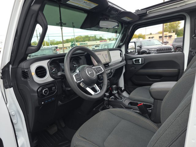 Used 2025 Jeep Wrangler Unlimited Sahara w/ Safety Group AWD/4WD image 18