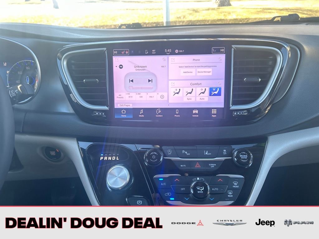 Used 2024 Chrysler Pacifica Touring-L image 18