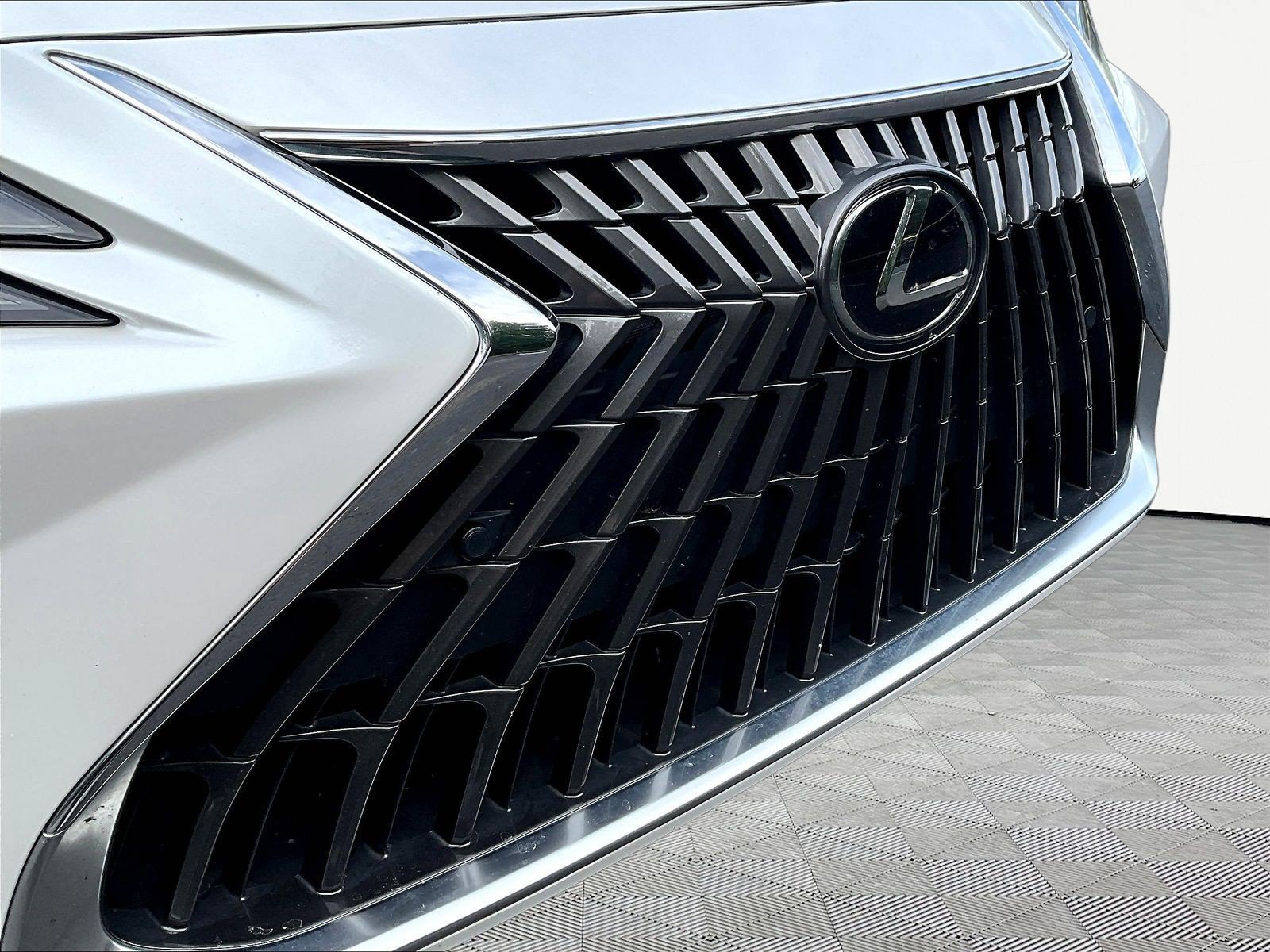 Used 2023 Lexus ES 300h w/ Accessory Package (Z2) FWD image 33