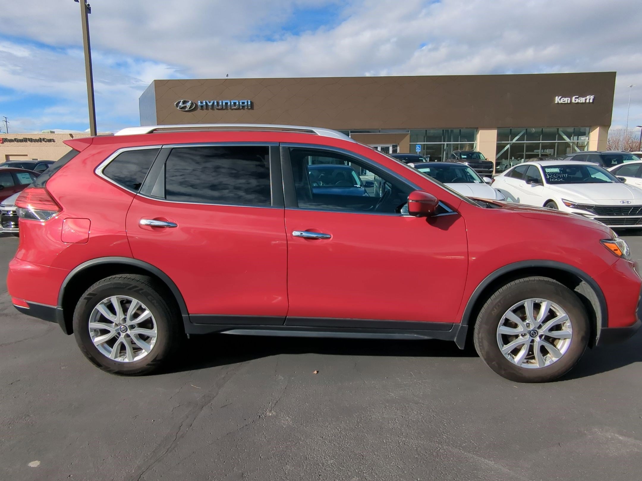 Used 2017 Nissan Rogue SV w/ SV Premium Package image 2