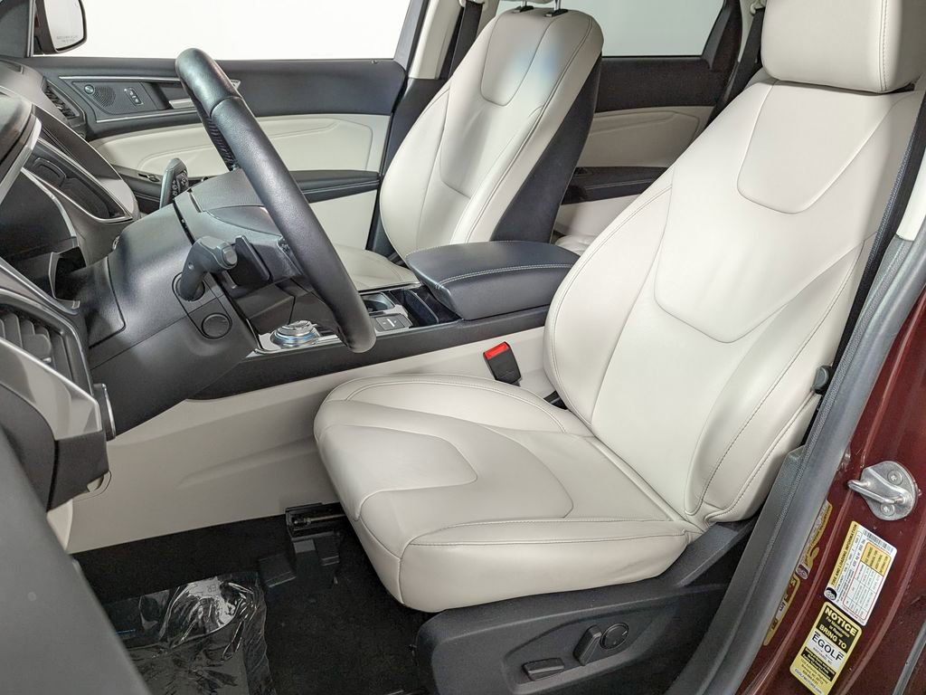 Used 2020 Ford Edge Titanium image 16