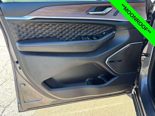 Used 2024 Jeep Grand Cherokee Summit AWD/4WD image 10