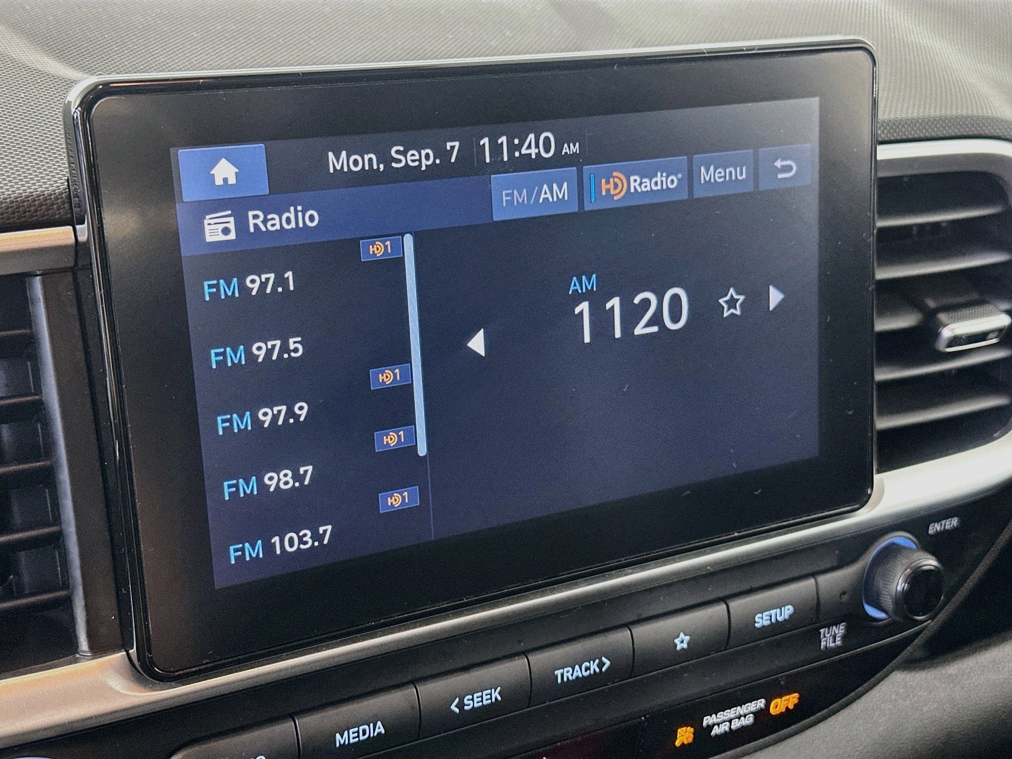 Used 2025 Hyundai Venue SEL FWD image 21