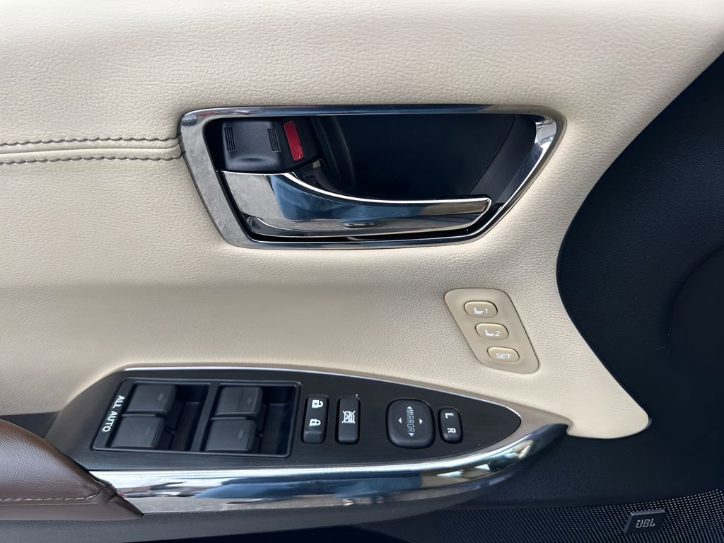 Used 2018 Toyota Avalon Limited w/ All Weather Liner Package image 28